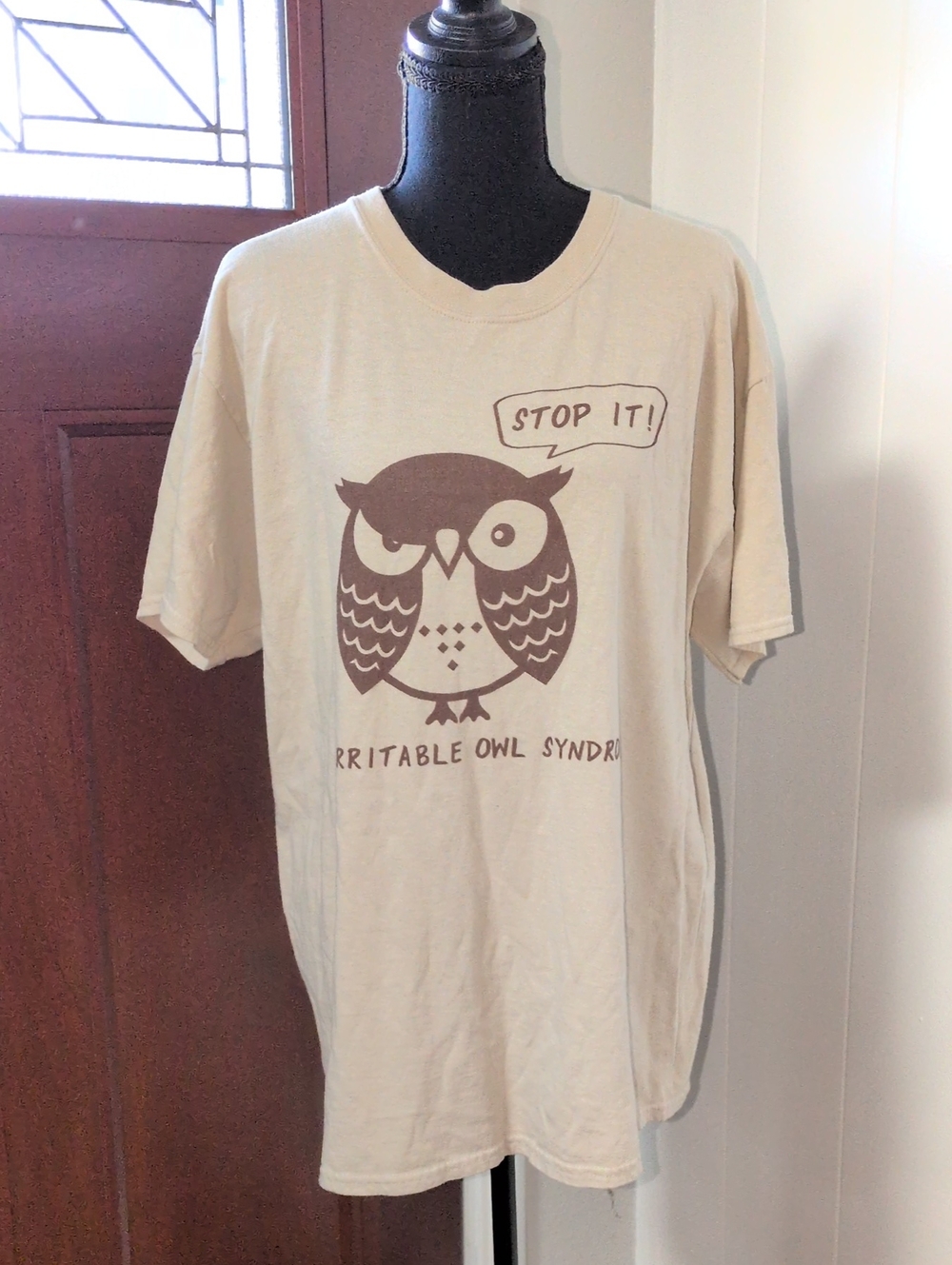 Gildan Beige Short-Sleeve Tee with Brown Owl Graphic Size Large
